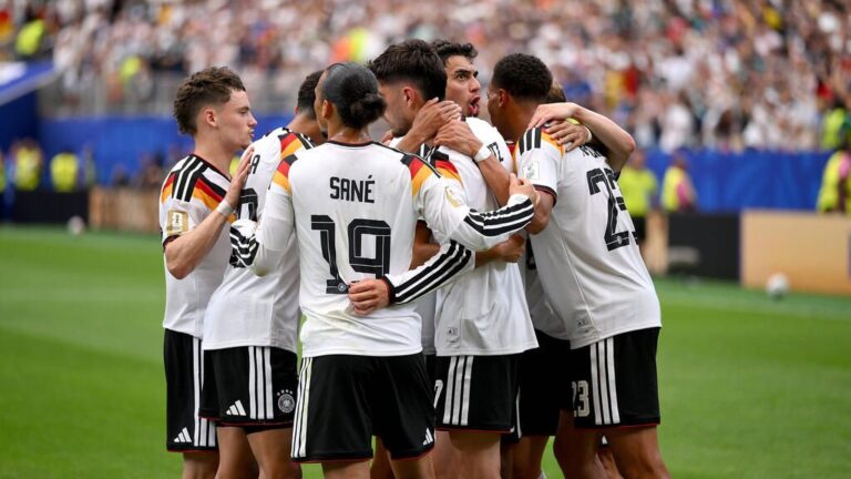 Deutsche Nationalspieler im DFB-Trikot jubeln auf dem Rasen bei der WM 2026