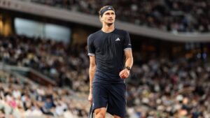 Alexander Zverev schlägt beim Tennis-Turnier French Open in Paris hochkonzentriert einen Ball mit der Vorhand.