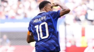 Kylian Mbappé und Michael Olise jubeln im Trikot der französischen Nationalmannschaft