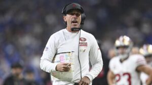 Kyle Shanahan, Head Coach der San Francisco 49ers, mit Headset an der Seitenlinie