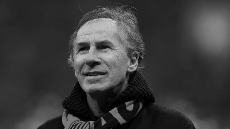 Die italienische Fußball-Legende Franco Baresi im Trikot des AC Mailand auf dem Spielfeld