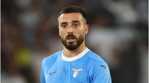Mario Gila im Trikot von Lazio Rom auf dem Spielfeld