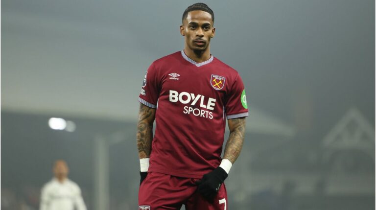 Crysencio Summerville im Trikot von West Ham United bei einem Fußballspiel