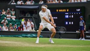 Alexander Zverev ballt die Faust beim Sieg im Achtelfinale von Wimbledon auf dem Centre Court