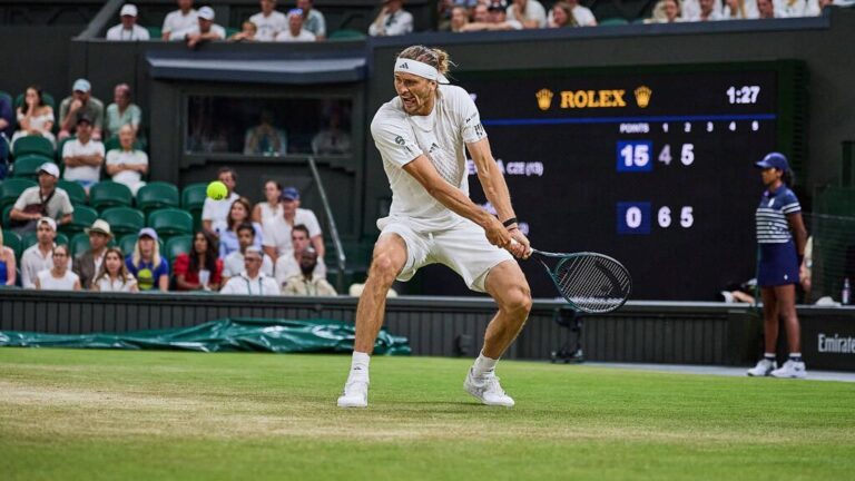 Alexander Zverev ballt die Faust beim Sieg im Achtelfinale von Wimbledon auf dem Centre Court