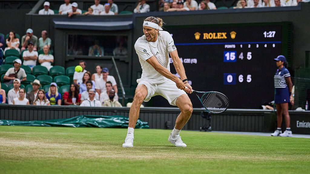 Alexander Zverev ballt die Faust beim Sieg im Achtelfinale von Wimbledon auf dem Centre Court