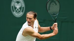 Alexander Zverev beim Aufschlag auf dem Rasenplatz in Wimbledon
