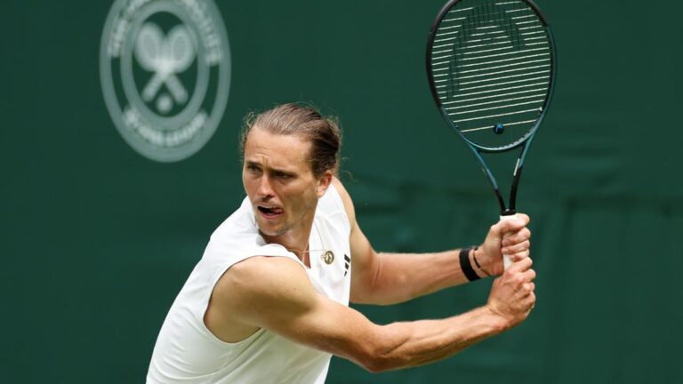 Alexander Zverev beim Aufschlag auf dem Rasenplatz in Wimbledon