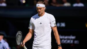 Tennisprofi Alexander Zverev konzentriert beim Aufschlag auf dem Rasenplatz in Wimbledon