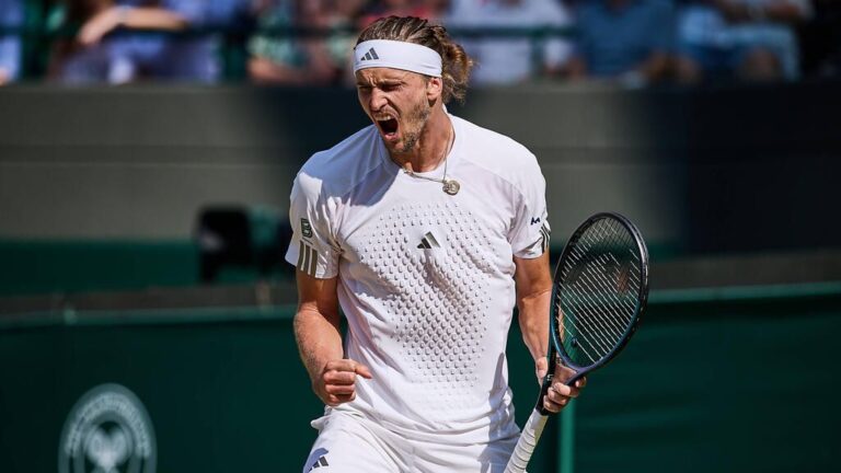 Alexander Zverev ballt die Faust zum Jubel nach seinem Halbfinalsieg auf dem Centre Court in Wimbledon