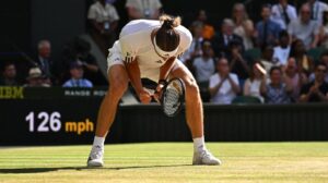 Alexander Zverev schaut enttäuscht auf dem Rasenplatz in Wimbledon nach seiner Finalniederlage gegen Jannik Sinner.