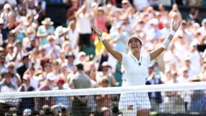 Alexandra Eala jubelt kniend auf dem Rasen nach ihrem Sieg gegen Iga Swiatek in Wimbledon