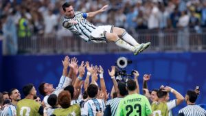 Lionel Messi jubelt im Trikot von Argentinien nach seinem Ausgleichstor gegen Ägypten bei der Fußball-WM