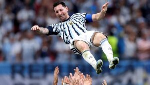 Lionel Messi im Trikot der argentinischen Nationalmannschaft blickt fokussiert auf das Spielfeld