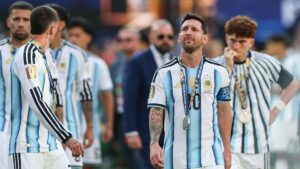Ein enttäuschter Lionel Messi blickt zu Boden, während spanische Spieler den Sieg im WM-Finale 2026 bejubeln.