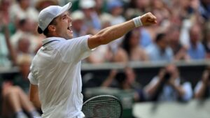 Tennisprofi Arthur Fery bejubelt seinen Sieg gegen Grigor Dimitrow auf dem Centre Court in Wimbledon.