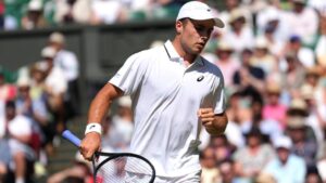 Tennisprofi Arthur Fery fokussiert in Aktion auf dem Rasen von Wimbledon