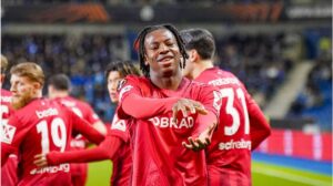 Johan Manzambi im Trikot der Schweizer Nationalmannschaft am Ball während der Weltmeisterschaft