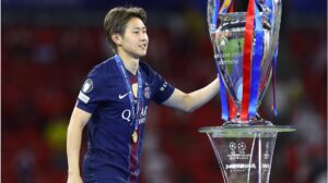 Kang-In Lee im Trikot von Paris Saint-Germain am Ball auf dem Spielfeld