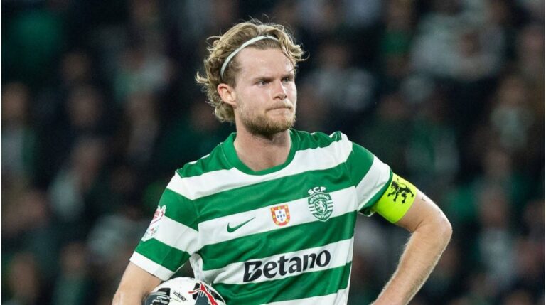 Morten Hjulmand im Trikot von Sporting Lissabon am Ball während eines Fußballspiels