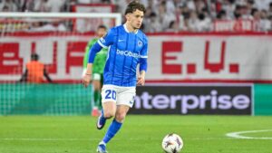 Konstantinos Karetsas im Trikot des KRC Genk auf dem Spielfeld
