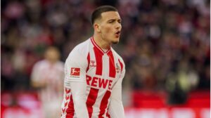 Said El Mala im Trikot des 1. FC Köln blickt konzentriert auf dem Spielfeld.