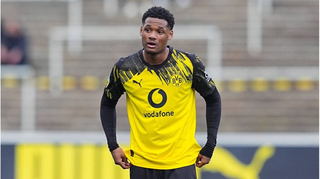 Julien Duranville im Trikot von Borussia Dortmund während eines Bundesligaspiels auf dem Platz.