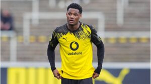 Julien Duranville im Trikot von Borussia Dortmund während eines Bundesligaspiels auf dem Platz.