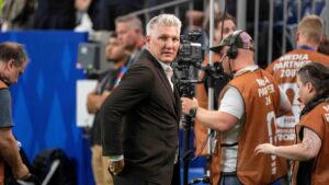 Bastian Schweinsteiger blickt im ARD-Studio nach dem WM-Aus der deutschen Nationalmannschaft ernst in die Kamera.