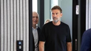 Max Eberl spricht auf einer Pressekonferenz des FC Bayern München