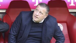Max Eberl, Sportvorstand des FC Bayern München, schaut nachdenklich auf der Tribüne bei einem Bundesligaspiel.