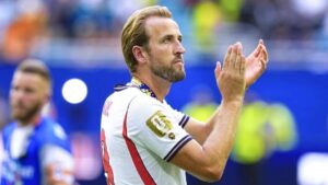 Harry Kane im Trikot des FC Bayern München jubelt auf dem Spielfeld und klatscht in die Hände