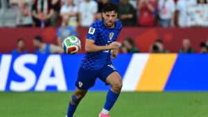 Martin Baturina im Trikot von Como Calcio am Ball während eines Serie-A-Spiels