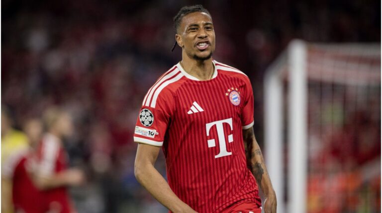 Michael Olise im Trikot des FC Bayern München jubelt auf dem Spielfeld.