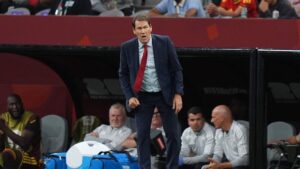 Belgiens Trainer Rudi Garcia gestikuliert wild an der Seitenlinie während eines WM-Spiels.
