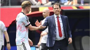 Der vereinslose Trainer Mark van Bommel steht fokussiert am Spielfeldrand.
