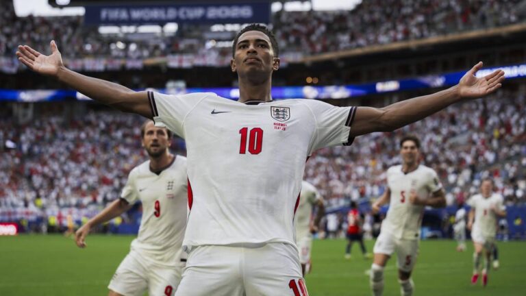 Jude Bellingham bejubelt im England-Trikot seinen Treffer gegen Norwegen im WM-Viertelfinale
