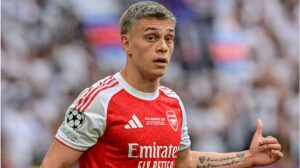 Leandro Trossard im Trikot des FC Arsenal während eines Premier-League-Spiels vor seinem Wechsel in die Türkei.