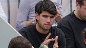 Carlos Alcaraz schaut enttäuscht auf dem Tennisplatz