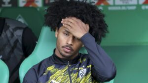 Karim Adeyemi im Trikot von Borussia Dortmund blickt nachdenklich auf das Spielfeld