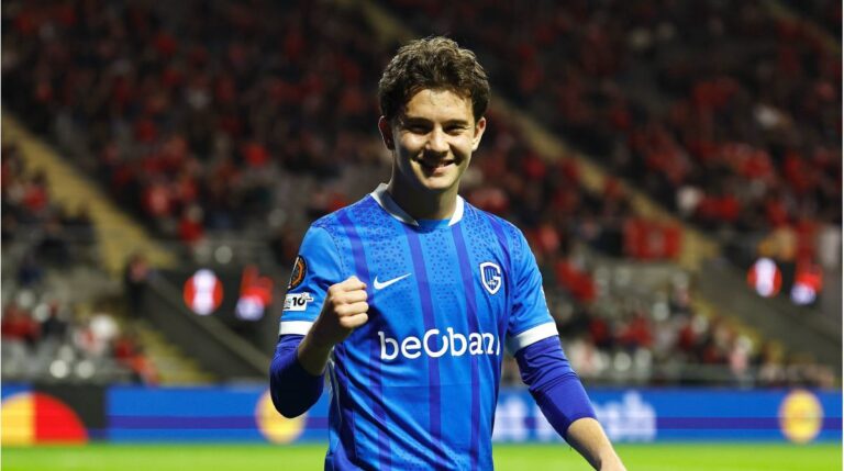 Konstantinos Karetsas im Trikot des KRC Genk auf dem Spielfeld
