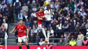 Randal Kolo Muani schaut im Trikot von Paris Saint-Germain fokussiert auf das Spielfeld