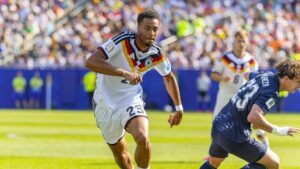 Felix Nmecha im Trikot von Borussia Dortmund blickt fokussiert auf das Spielfeld