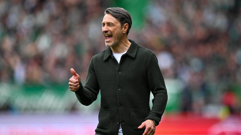 BVB-Trainer Niko Kovac steht fokussiert am Spielfeldrand von Borussia Dortmund