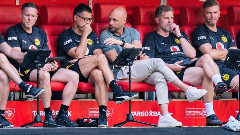 BVB-Trainer Niko Kovac gestikuliert am Spielfeldrand bei einem Vorbereitungsspiel von Borussia Dortmund
