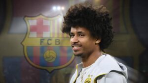 Karim Adeyemi im Trikot von Borussia Dortmund blickt konzentriert auf das Spielfeld