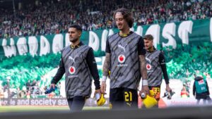 Yan Couto im Trikot von Borussia Dortmund schaut nachdenklich auf dem Spielfeld.