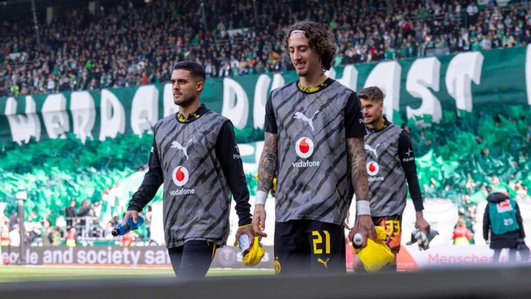 Yan Couto im Trikot von Borussia Dortmund schaut nachdenklich auf dem Spielfeld.