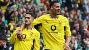 Yan Couto im Trikot von Borussia Dortmund schaut fokussiert während eines Fußballspiels