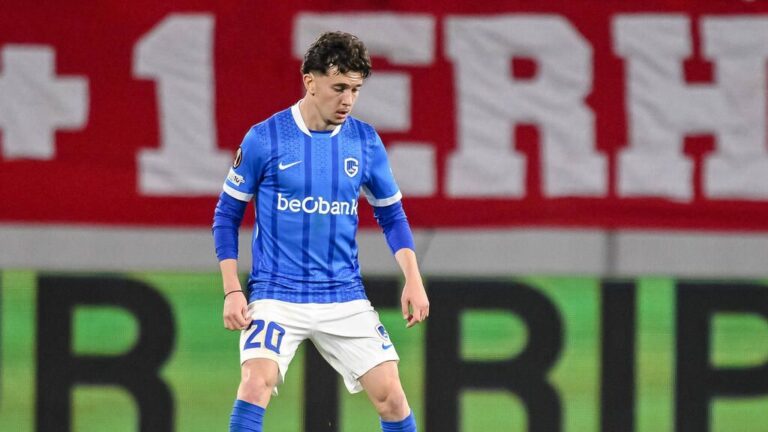 Konstantinos Karetsas im Trikot des KRC Genk in Aktion auf dem Platz